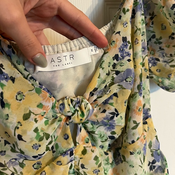 Astr Yellow Floral Puff-Sleeve Maxi Dress with Leg Slit - Picture 3 of 8